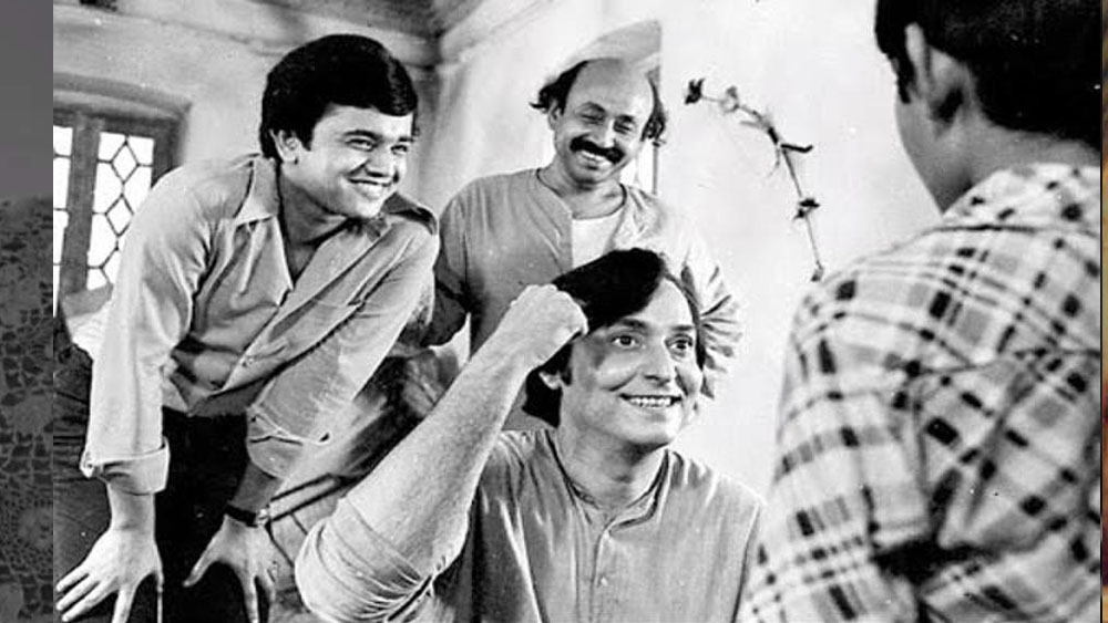 সত্যজিতের সৃষ্টি ফেলুদাকে বড় পর্দায় জীবন্ত করেছিলেন তিনিই। ফেলুদা এর পরেও বহুবার হয়েছে বড় পর্দায়, ছোট পর্দায়। কিন্তু হেন বাঙালি নেই যিনি একবাক্যে স্বীকার করে নেবেন, সৌমিত্রেরমতো কারও পক্ষে ওই চরিত্র ফুটিয়ে তোলা সম্ভব হয়নি।