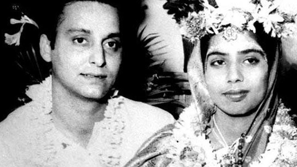 ১৯৬০ সালে তিনি বিয়ে করেন দীপা চট্টোপাধ্যায়কে। তাঁদের এক ছেলে ও এক মেয়ে। (স্ত্রীর সঙ্গে সৌমিত্র)