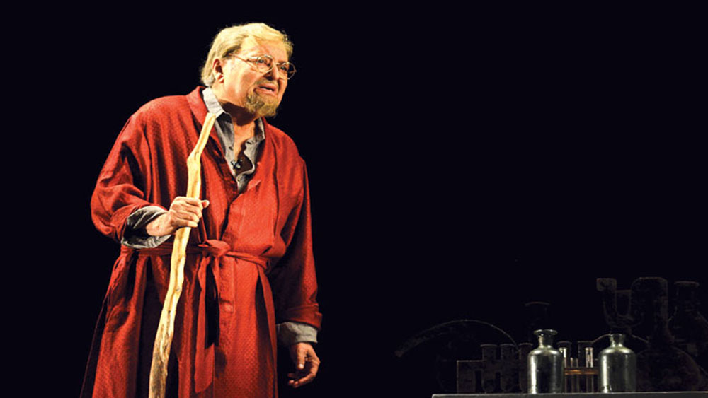 অভিনয় তাঁর একটি সত্তা মাত্র। কবিতাচর্চা, রবীন্দ্রপাঠ, সম্পাদনা, নাট্যসংগঠন তাঁর বিপুল বৈচিত্রের এক একটি দিক। সৌমিত্র চট্টোপাধ্যায় সব কিছু নিয়েই অনন্য।এই ৮৬-তে এসেও একই প্রাণশক্তি নিয়ে কাজ করে চলেছেন তিনি।