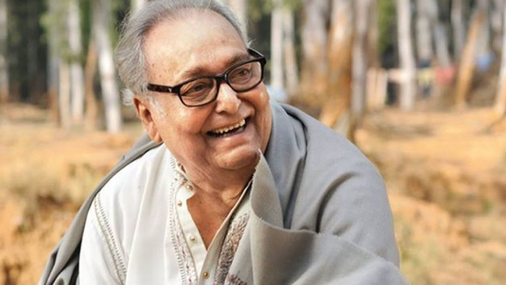 এত এনার্জি কী করে পান? হেসে বলেছিলেন, “এনার্জি-টেনার্জি নয়, এটিই তো আমার কাজ। এটি না করলে আর কী করব আমি।” কিছুদিন আগেই মুক্তি পেয়েছে তাঁর ‘সাঁঝবাতি’। সামনে আসছে একগুচ্ছ ছবি। ‘বরুণবাবুর বন্ধু’, ‘বেলাশুরু’... লিস্টটা বড়, অনেকটাই বড়। ছবি: সোশ্যাল মিডিয়া এবং আর্কাইভ থেকে নেওয়া হয়েছে।