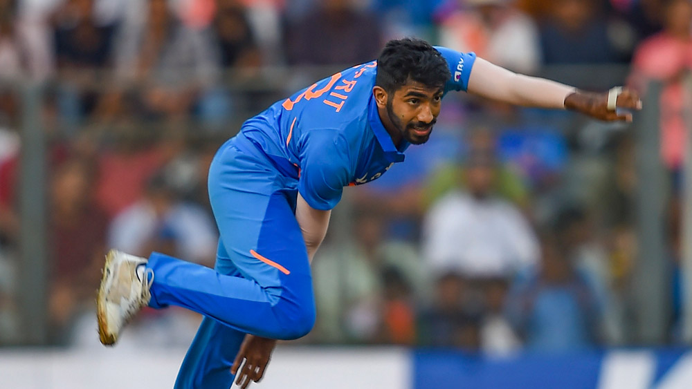 চোট সারিয়ে ফেরার পর জশপ্রীত বুমরাকে এখনও বিপজ্জনক দেখায়নি। শ্রীলঙ্কার বিরুদ্ধে দুটো টি-টোয়েন্টির পর অস্ট্রেলিয়ার বিরুদ্ধে সিরিজের প্রথম একদিনের ম্যাচেও সাদামাটা দেখিয়েছে তাঁকে। সাত ওভারে দিয়েছিলেন ৫০ রান। দ্বিতীয় ওয়ানডেতে একটি উইকেট নেন এই পেসার। কিন্তু রান বেশি দেননি। ৯.১ ওভারে বুমরা দেন মাত্র ৩২ রান।