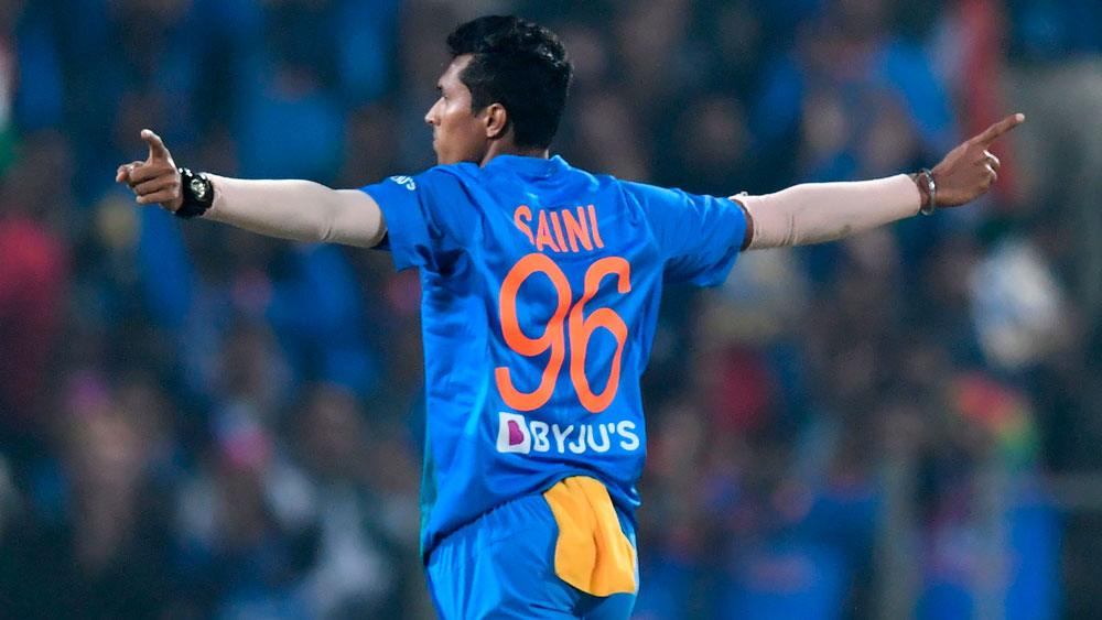 নবদীপ সাইনি নজর কেড়েছিলেন দুরন্ত গতি ও নিশানার জন্য। শ্রীলঙ্কার বিরুদ্ধে টি-টোয়েন্টি সিরিজে হয়েছিলেন সেরা। রাজকোটের দ্বিতীয় ওয়ানডেতে সাইনি ৬২ রানে নেন ২টি উইকেট। ভারতের ভক্তরা চাইছেন চিন্নাস্বামীতে গতির ঝড় তুলে অস্ট্রেলিয়ার ইনিংসে ভাঙন ধরাবেন সাইনি। পাশে পাচ্ছেন জশপ্রীত বুমরাকে।