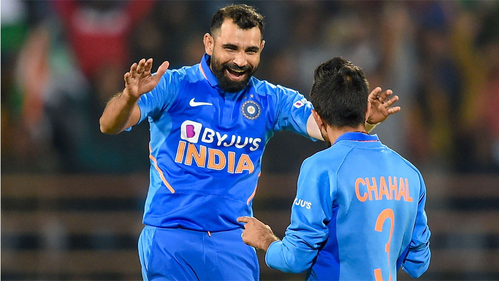 মহম্মদ শামিকে ওয়াংখেড়েতে একেবারেই ছন্দে দেখা যায়নি। ৭.৪ ওভারে তিনি দেন ৫৮ রান। ইকনমি রেট সাড়ে সাতেরও বেশি। দ্বিতীয় ওয়ানডেতে দারুণ ভাবে ফিরে আসেন। দিনের শেষে তাঁর নামের পাশে লেখা তিনটি উইকেট। পর পর দু’ বলে শামি তুলে নেন টার্নার ও কামিন্সকে। ১০ ওভারে অবশ্য ৭৭ রান দেন বাংলার এই পেসার। শামি অবশ্য উইকেট টেকিং বোলার। রান দিলেও উইকেট নেন। কোহালি তাঁর কাছ থেকে উইকেট চান।