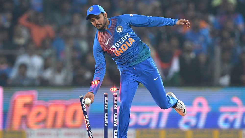 উইনিং কম্বিনেশন হয়তো ভাঙবেন না কোহালি। তাই মণীশ পাণ্ডেকেই চিন্নাস্বামীতে দেখার সম্ভাবনা বেশি। যদিও দ্বিতীয় ওয়ানডেতে মণীষ চার বলে মাত্র ২ রান করেন। টি টোয়েন্টির পরে ওয়ানডে দলে নিজের দাবি জোরালো করার সুযোগ মণীষ পাণ্ডের সামনে।