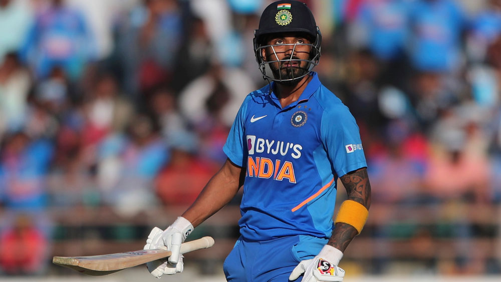 তিন নম্বরে নেমে ওয়াংখেড়েতে ৬১ বলে ৪৭ রান করেছিলেন লোকেশ রাহুল। রাজকোটে তাঁকে নামিয়ে আনা হয় পাঁচ নম্বরে। পাঁচ নম্বরে নেমেও রাহুল ৫২ বলে ৮০ রানের ইনিংস খেলেন। ব্যাট হাতে বিস্ফোরণ ঘটানোর পাশাপাশি উইকেট কিপিংও করছেন রাহুল। পন্থ নেই তাই রাহুলকেই দাঁড়াতে হচ্ছে উইকেটের পিছনে। দুটো ক্যাচ ধরার পাশাপাশি স্টাম্পিংও করেন রাহুল। বেঙ্গালুরুতে রাহুলের দিকে তাকিয়ে থাকবেন সবাই।