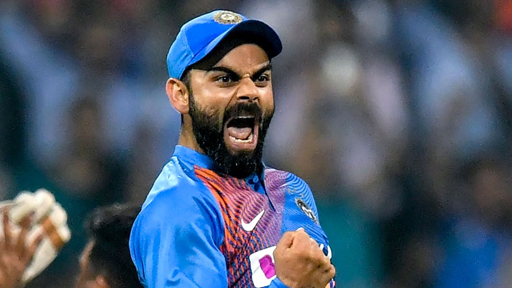 ওয়াংখেড়েতে পছন্দের তিন নম্বর জায়গায় নামেননি বিরাট কোহালি। তিনি এসেছিলেন ইনিংসের ২৮তম ওভারে। যা দলের সেরা ব্যাটসম্যানের পক্ষে বড্ড দেরি বলে মনে করা হচ্ছে। ফেরেন ১৪ বলে ১৬ রান করে। রাজকোটে তিন নম্বরে নামেন তিনি। ভারত আকাশ ছোঁয়। কোহালি খেলেন ৭৬ বলে ৭৮ রানের ইনিংস। সিরিজ জিততে হলে বেঙ্গালুরুতে জ্বলে উঠতেই হবে ভারত অধিনায়ককে।