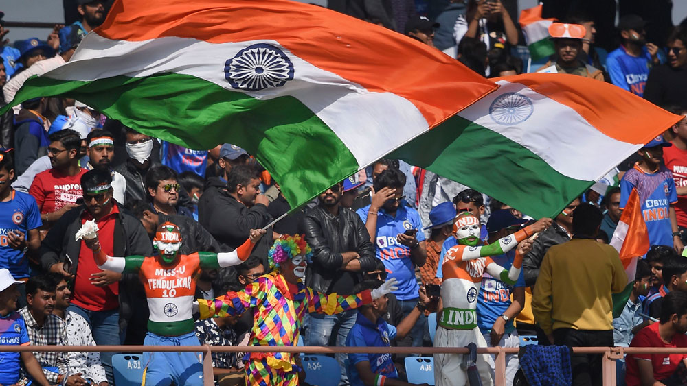 প্রথমত, রবিবার বেঙ্গালুরুর মাঠে হোম অ্যাডভান্টেজ পাবেন বিরাট কোহালিরা। যা যে কোনও ম্যাচেই একটা ফ্যাক্টর হয়ে দাঁড়ায়। অস্ট্রেলিয়ার ডেভিড ওয়ার্নার বা ফিঞ্চদের বিরুদ্ধে আজকের ম্যাচে দ্বাদশ ব্যক্তি অবশ্যই ভারতীয় দর্শক।