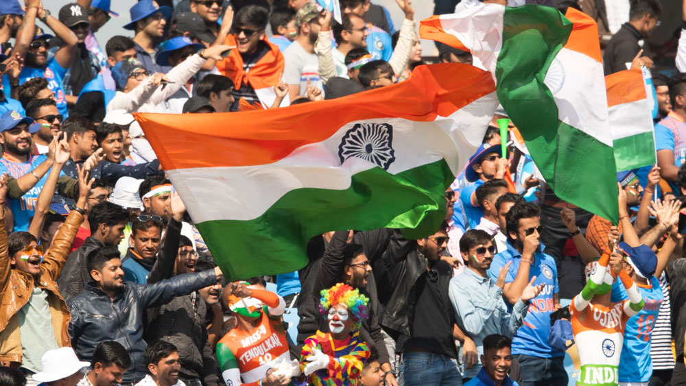 শুধু কি টিম ইন্ডিয়া! আইপিএলে রয়্যাল চ্যালেঞ্জার্স ব্যাঙ্গালোরের অধিনায়ক বিরাট কোহালির অন্ধ ভক্তদের কথাটাও ভুলে যাবেন না। আইপিএল হোক বা টিম ইন্ডিয়া, বিরাটদের হয়ে গলা ফাটাতে স্বাভাবিক ভাবেই কসুর করবে না আরসিবির হোম গ্রাউন্ড।