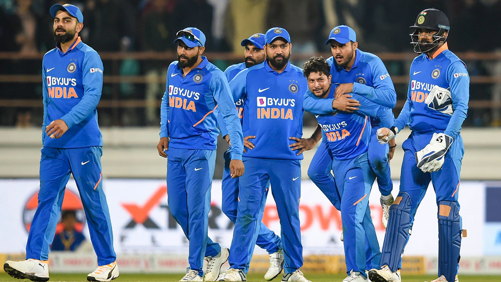 বেঙ্গালুরুতে টিম ইন্ডিয়াকে জয় এনে দিতে পারেন স্পিনাররা। রাজকোটে কুলদীপ যাদব ও রবীন্দ্র জাডেডার জুটি অজিদের বেশ সমস্যায় ফেলেছেন। দু’জনেই ২টো করে উইকেট তুলে নিয়েছেন। অ্যারন ফিঞ্চ, স্টিভ স্মিথ বা মার্নাস লাবুশানেদের স্পিনের ফাঁদে ফেলেছেন। ফলে আজকের ম্যাচে কুলদীপ-জাডেজার জুটির ভার সামলানো মুশকিল হতে পারে অজিদের।