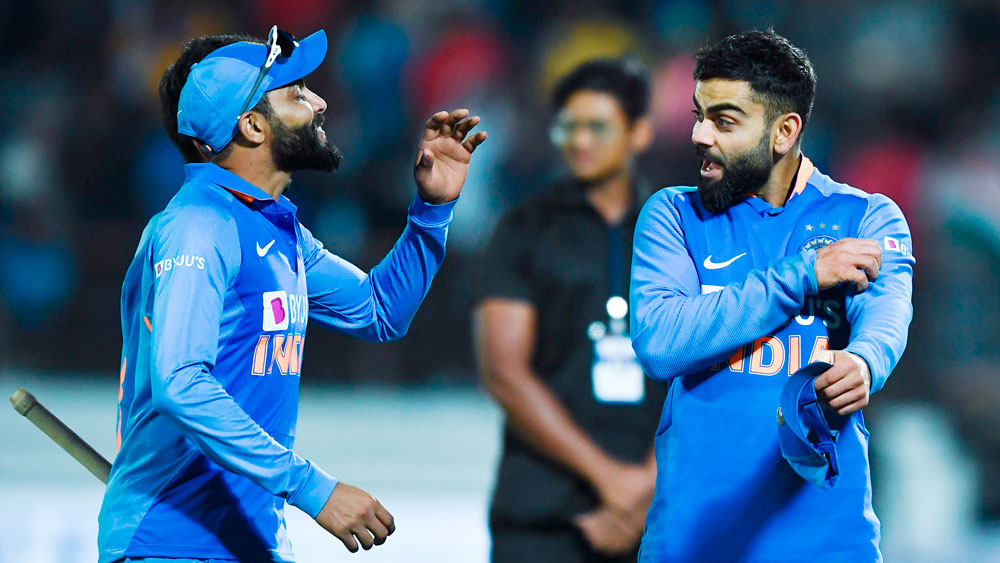 কুলদীপ যাদব ও রবীন্দ্র জাডেডার পাশে অজি স্পিনারদের রেখে দেখুন। ভারতীয়দের বেকায়দায় ফেলতে তেমন সফল হননি তাঁরা। একমাত্র অ্যাডাম জাম্পা ছাড়া অন্য কোনও স্পিনার চোখে পড়ছে না, যিনি রোহিত শর্মাদের রান তোলার ব্যাঘাত ঘটাতে পারবেন।