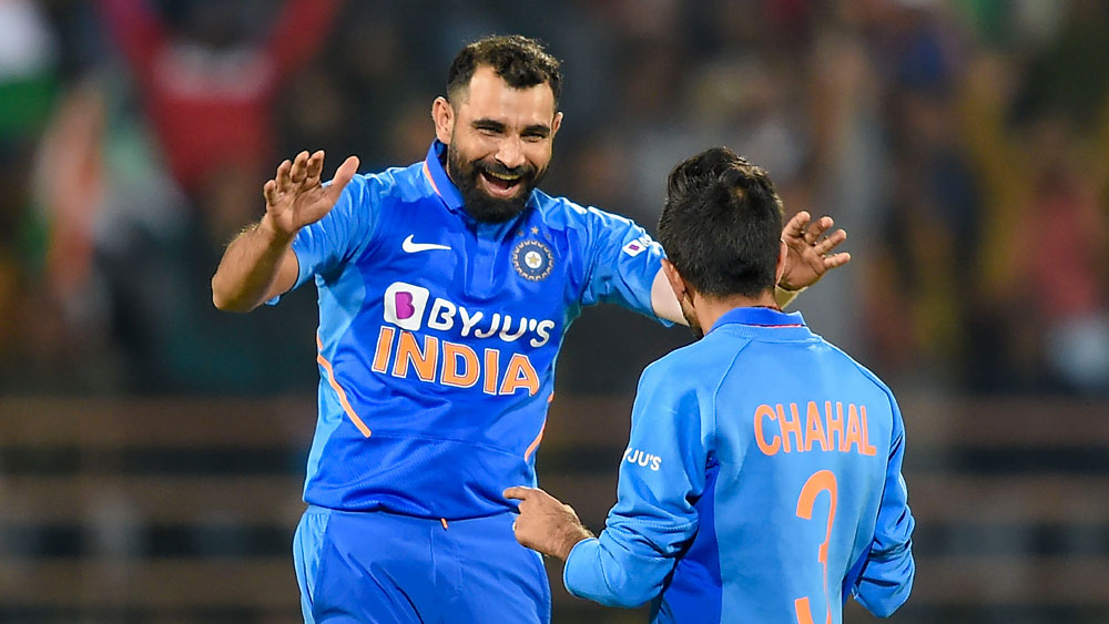 স্পিনারদের মতো ভারতের পেসারাও কম যান না। ওয়াংখেড়েতে কোনও উইকেট না পেলেও রাজকোটেই ৩ উইকেটে দখল করেছেন মহম্মদ শামি। তাঁর মতো এ ম্যাচে চমক দেখাতে পারেন যশপ্রীত বুমরাও। রাজকোটে উইকেটের খরা মেটাতে তিনি যে মুখিয়ে রয়েছেন, তা নিশ্চয়ই বলে দিতে হবে না।