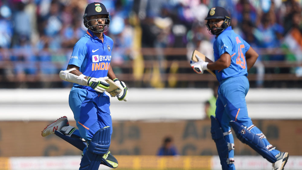 এই বেঙ্গালুরুতেই অস্ট্রেলিয়ার বিরুদ্ধে ডাবল সেঞ্চুরি করেছিলেন রোহিত শর্মা। সিরিজ ফয়সালার ম্যাচে ফের এক বার সে চেষ্টা করতে পারেন রোহিত। সেই সঙ্গে রাজকোটেই ৯০ বলে ৯৬ রান করা শিখর ধওয়নের কথাটাও ভুলে যাবেন না যেন।