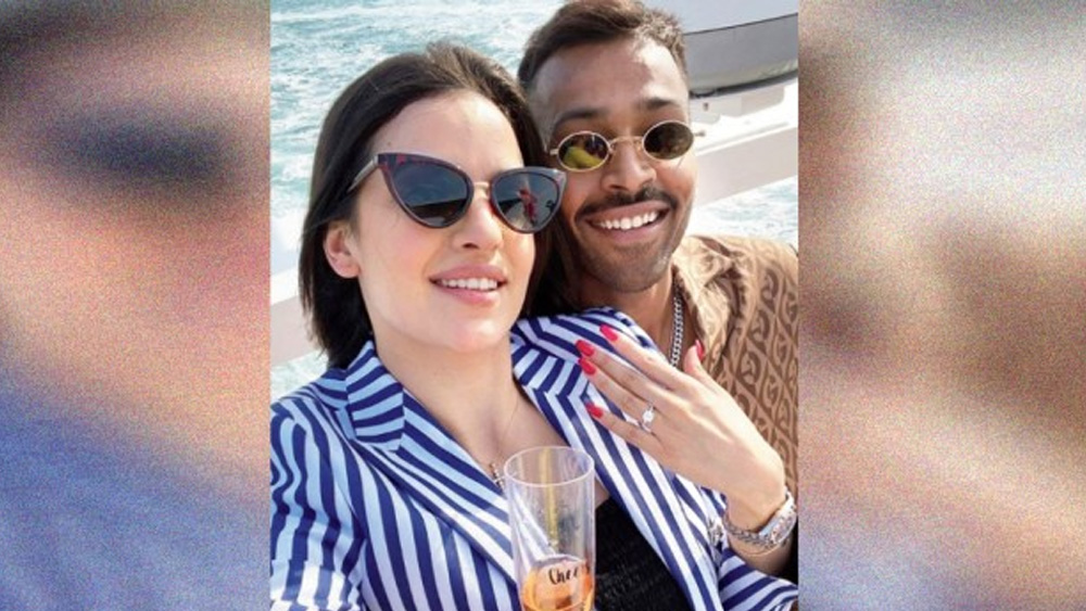 পতৌদি-শর্মিলা, আজহার-সঙ্গীতা, হরভজন-গীতা, যুবরাজ-হ্যাজেল, জাহির-সাগরিকা, কোহালি-অনুষ্কাদের ধারা মেনে আরও একটি জুটি পেতে চলেছে ভারতীয় ক্রিকেট। বুধবার ইনস্টাগ্রামে বান্ধবীর সঙ্গে একটি ছবি পোস্ট করেছেন হার্দিক। যেখানে দেখা যাচ্ছে, নাতাসা বাঁ হাত তুলে দেখাচ্ছেন আংটি। সেই ছবি পোস্ট করে হার্দিক লিখেছেন, ‘‘ম্যায় তেরা, তু মেরি জানে, সারা হিন্দুস্তান। এনগেজড।’’