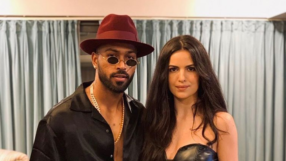 হার্দিকের জন্মদিনে ইনস্টাগ্রামে বিরাট একটি বার্তা দিয়েছিলেন নাতাসা। তিনি লিখেছিলেন, ‘‘তুমি আমার সেরা বন্ধু, সবচেয়ে শক্তিশালী এবং সুন্দর সঙ্গী। এই বছরটায় অনেক উত্থান-পতনের মধ্যে দিয়ে এগোতে হয়েছে তোমাকে। অনেক ভাল মুহূর্ত যেমন এসেছে, তেমনই কিছু বিষয় আদৌ কাঙ্ক্ষিত ছিল না। কিন্তু সেই অভিজ্ঞতা তোমাকে আরও শক্তিশালী করেছে। তোমাকে নিয়ে আমি গর্বিত। নিজের লক্ষ্যে এগিয়ে চলো। তোমার পাশে আমি রয়েছি।”