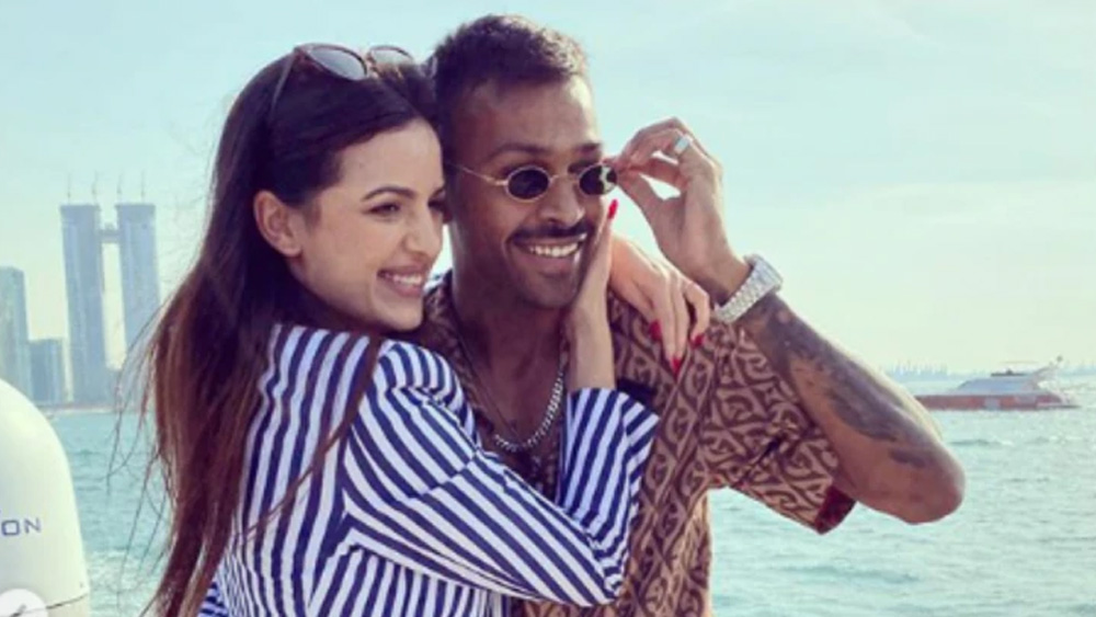 তার পরেই ছবিটা অনেকটাই স্পষ্ট হয়ে যায়। বুধবার সেই জল্পনার অবসান ঘটালেন স্বয়ং হার্দিক। দুবাইয়ে বাগদানের পরে সে খবর জানালেন সোশ্যাল মিডিয়ায়।