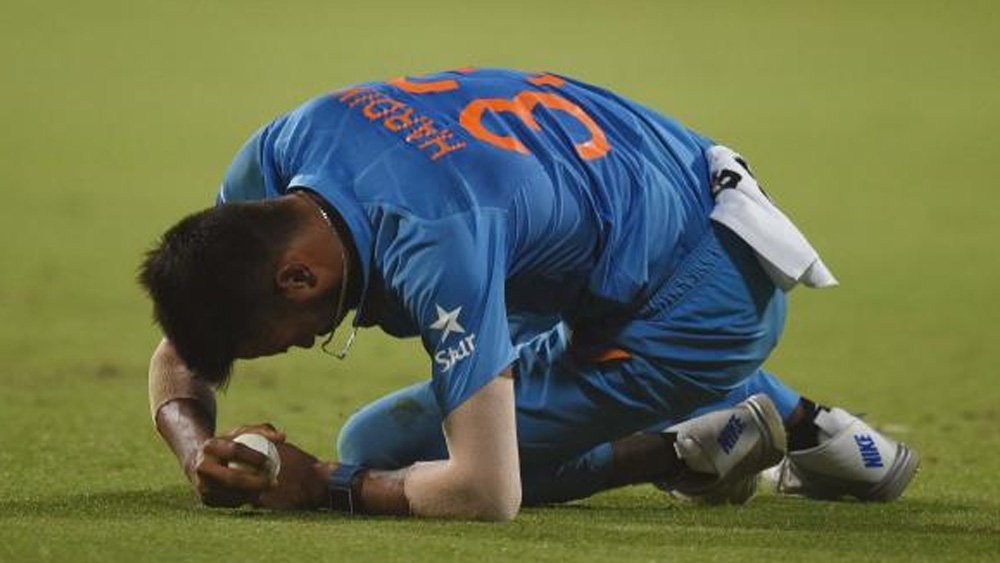 চোটের জন্য বহু দিন ক্রিকেটের বাইরে ছিলেন হার্দিক। আসন্ন আইপিএলে তাঁকে দেখা যাবে বলে মনে করা হচ্ছে।