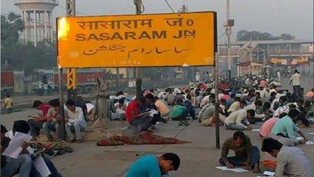 তবে এই স্টেশনের একটি বিশেষত্ব রয়েছে। এই স্টেশনে রোজ এমন একটা ঘটনা ঘটে, যা ভারতবর্ষের অন্য স্টেশনে সচরাচর দেখতে পাওয়া যায় না। প্ল্যাটফর্মের অনেকটা অংশ জুড়ে সকাল-সন্ধ্যা পড়াশোনা করেন বহু পড়ুয়া।