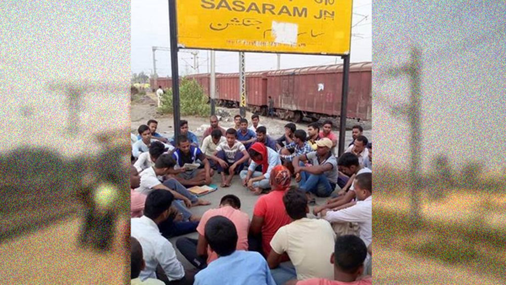 সাসারাম স্টেশনের প্ল্যাটফর্ম নম্বর এক এবং দুইয়ে এই দৃশ্য দেখতে পাওয়া যায়। সকালের দু’ঘণ্টা এবং সন্ধ্যায় দু’ঘণ্টা প্ল্যাটফর্মে বসেই পড়াশোনা করেন প্রায় ১২০০ পড়ুয়া।