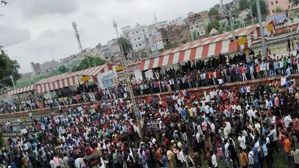 সকাল-সন্ধ্যার এই দু’ঘণ্টা সাসারাম রেল স্টেশন কোচিং সেন্টারে পরিণত হয়। এই পড়ুয়ারা কারা? কেন রেল স্টেশনে এসে তাঁরা পড়াশোনা করছেন?