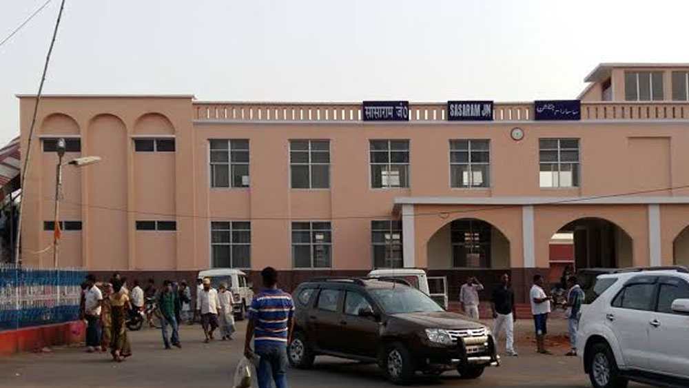 এঁরা সকলেই চাকরি পরীক্ষার্থী।  স্কুল-কলেজের পড়াশোনা শেষ করে বিভিন্ন চাকরির পরীক্ষার জন্য নিজেদের তৈরি করছেন। ২০০২-০৩ সাল থেকে প্ল্যাটফর্মে এসে পড়াশোনা শুরু করেছিলেন একদল পড়ুুয়া। তারপর ক্রমে সংখ্যাটা বেড়ে গিয়েছে।