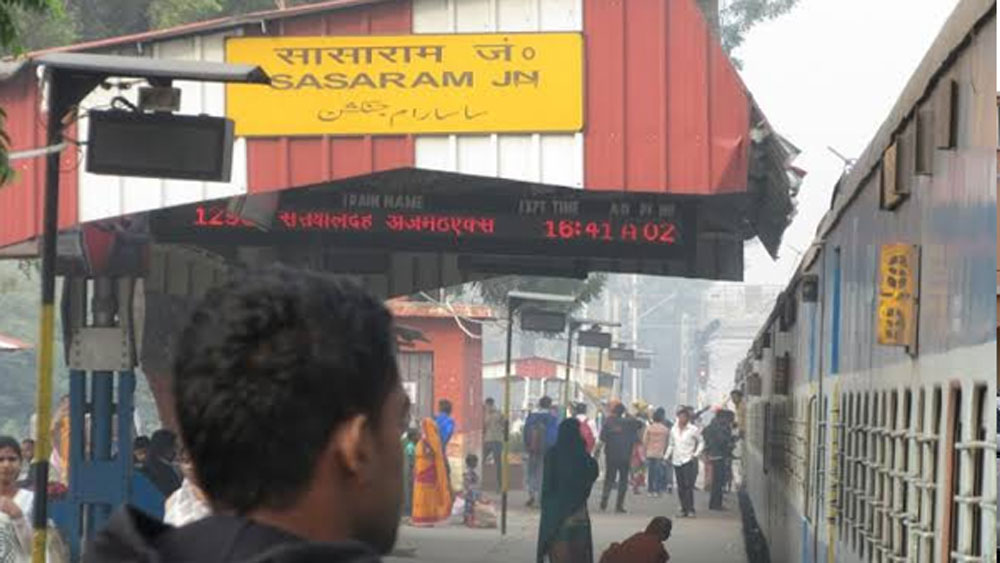 এঁরা বেশির ভাগই আশেপাশের কোনও প্রত্যন্ত গ্রামের বাসিন্দা। সেই সব গ্রামে এখনও বিদ্যুত্ পৌঁছয়নি। তার উপর মোটা টাকা দিয়ে কোচিং সেন্টারে পড়ার ক্ষমতাও তাঁদের নেই।