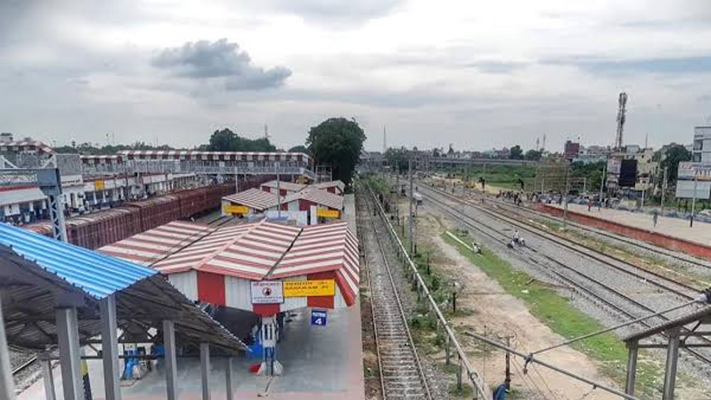 স্টেশনের আলোয় তাঁরা পড়াশোনা করেন। এই সমস্ত পড়ুয়াদের সাহায্যে এগিয়ে এসেছেন পটনা রেল পুলিশের সুপারিন্টেডেন্ট জিতেন্দ্র মিশ্র এই অভিনব ব্যবস্থা করে দেন। এঁদের জন্য তিনি নির্দিষ্ট পরিচয়পত্রেরও ব্যবস্থা করে দিয়েছেন। এই পরিচয়পত্র নিয়ে বিনা বাধায় ওই পড়ুয়ায়া প্ল্যাটফর্মে পড়াশোনা করতে পারেন।