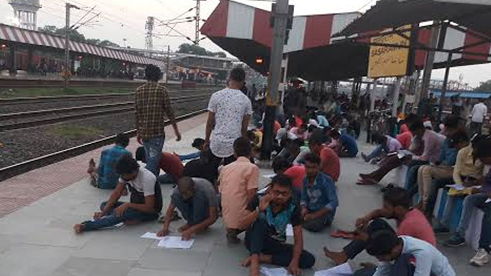 তার উপর সিনিয়রদের সাহায্যও রয়েছে। সিনিয়ররাও মাঝে মধ্যে জুনিয়রদের ক্লাস নেন। কী ভাবে, কোন পদ্ধতি মেনে পড়াশোনা চালিয়ে যেতে হবে, জুনিয়রদের শিখিয়ে দেন সিনিয়ররা।