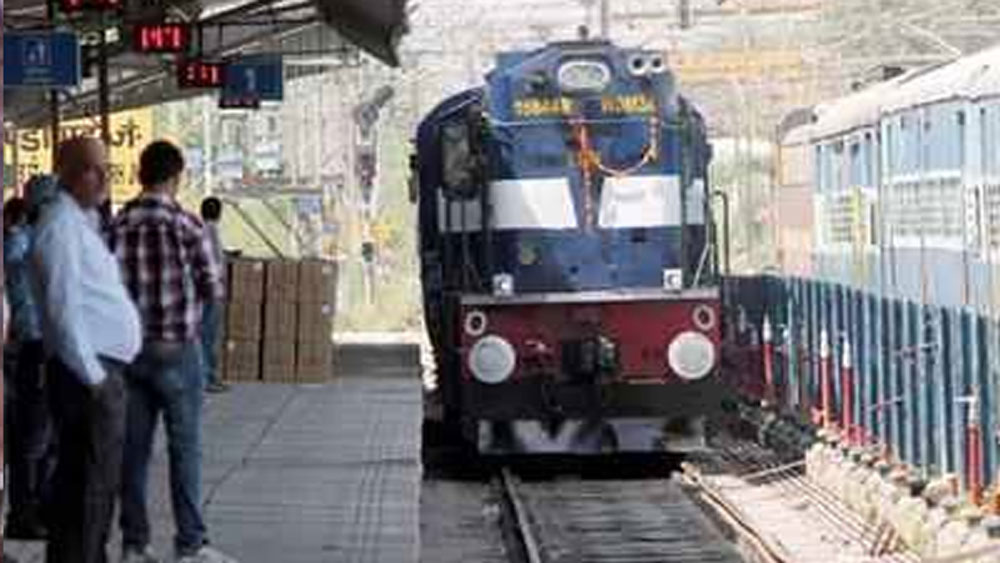 এমন অনেক পড়ুয়া রয়েছেন, যাঁরা সারা রাত এই প্ল্যাটফর্মের আলোয় পড়াশোনা চালিয়ে যান।