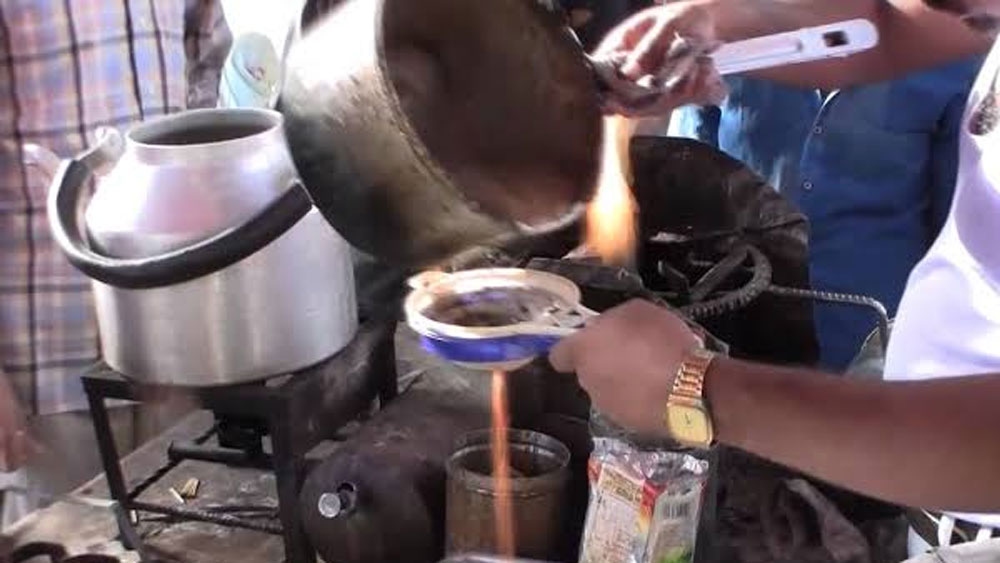 স্টেশনের প্রতিটা দোকানদার এই পড়ুয়াদের চেনেন। তাঁদের একটি স্থানীয় নামও দেওয়া হয়েছে। ‘স্টেশনবালে লড়কা’।