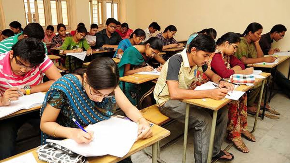 যত পড়ুয়া প্রস্তুতি নেন, সবাই হয়তো সাফল্য পান না। কেউ ভাল চাকরি পেয়ে চলে যান, তো কেউ বছরের পর বছর এই প্ল্যাটফর্মেই পড়ে থাকেন। কিন্তু একটা জিনিসের কখনও ঘাটতি হয় না তাঁদের মধ্যে- আশা।