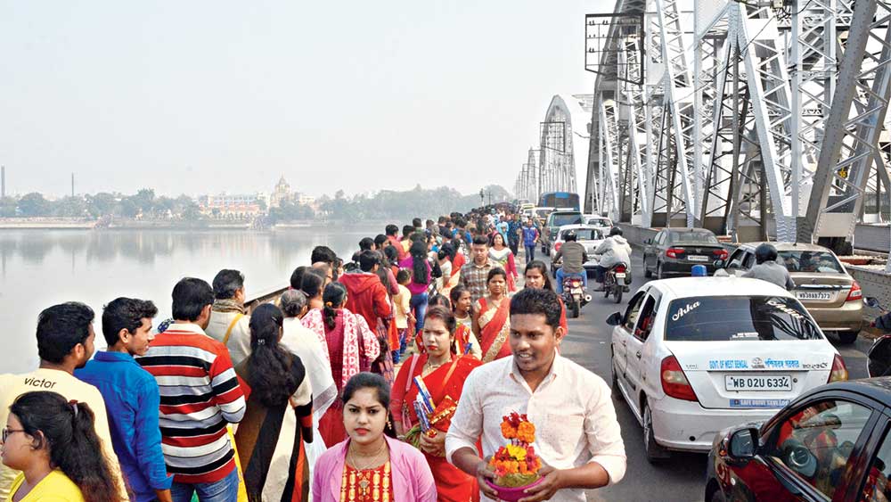 ভক্তসমাগম: কল্পতরু উৎসবে জনস্রোত। দক্ষিণেশ্বর মন্দিরে প্রবেশের জন্য লাইন বালি সেতু থেকে। ছবি: সজল চট্টোপাধ্যায়