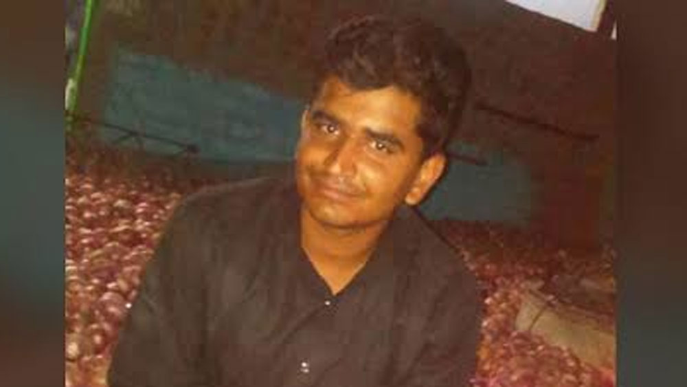 এমন অবস্থায় কী ভাবে কম খরচে শস্য মজুদ করে রাখা যায় দীর্ঘদিন? তার একটা অভিনব উপায় বাতলেছেন রোহিত পটেল।