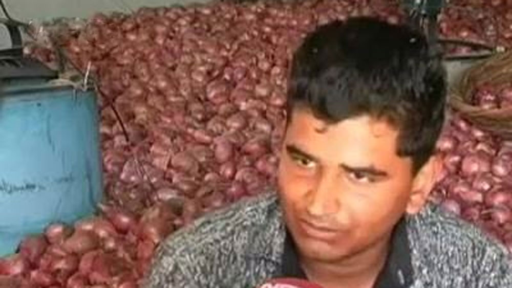 ২৩ বছরের এই তরুণ মধ্যপ্রদেশের ঝাবুয়ার বসিন্দা। পেঁয়াজ চাষ করেন তিনি। প্রতি বছর পেঁয়াজের যা ফলন হয়, তার চেয়ে অনেক কম পেঁয়াজ তিনি বাজারে বেচতে পারেন। কারণ ফলনের অনেকটাই নষ্ট হয়ে যেত।