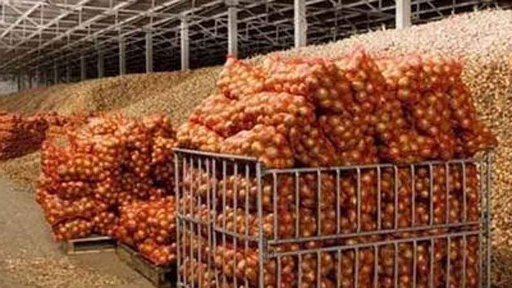 এই অবস্থায় কোল্ড স্টোরেজের ব্যবস্থা করাও অনেক খরচ সাপেক্ষ। এই সমস্যা সমাধানে নিজেই মাথা খাটিয়ে অভিনব উপায় বার করেছেন তিনি। কী সেই উপায়?