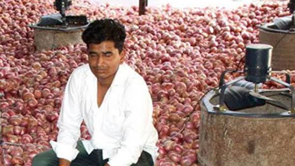 রোহিত জানিয়েছেন, যত পরিমাণ পেঁয়াজের ফলন তাঁর জমিতে হয়, তার বেশিরভাগটাই ৬০০ বর্গ ফুটের একটি ঘরে সংগ্রহ করে রাখা হয়। সাধারণত মার্চ-এপ্রিল মাস নাগাদ পেঁয়াজের ফলন হয়। কিন্তু সে সময় পেঁয়াজের খুব ভাল দাম মেলে না।