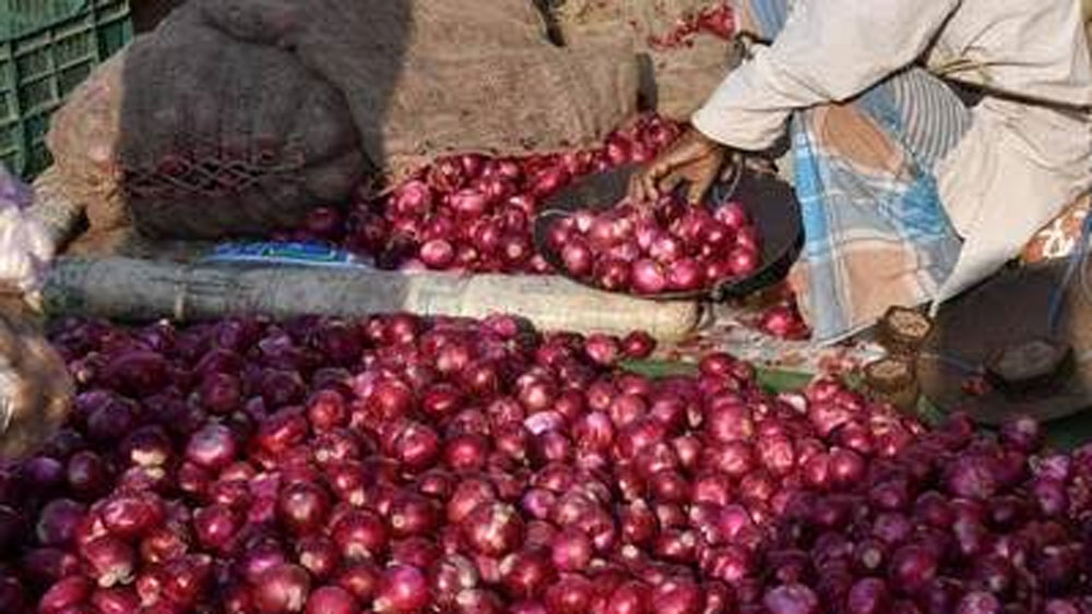 প্রতি কেজি পেঁয়াজ মাত্র ২-৩ টাকায় বেচতে হয় তাঁকে। অথচ কিছুদিন সংগ্রহে রেখে দিয়ে যদি সেটা বর্ষায় বিক্রি করা যায়, তা হলে এক কেজি পেঁয়াজ ৩৫ টাকায় বিক্রি করতে পারেন। এতে লাভও অনেক বেশি হয়।