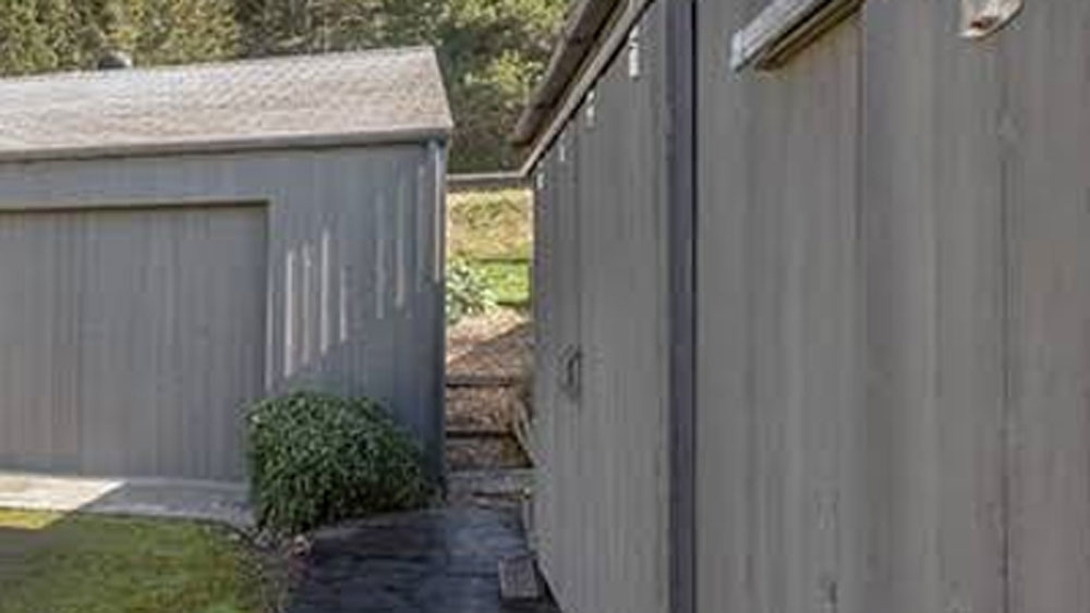 এই ঘরে কোনও জানলা রাখেননি রোহিত। একটা নির্দিষ্ট দূরত্বে আট ইঞ্চির ইটের দেওয়াল বানান। তার উপর লোহার তারজালি লাগিয়ে ফেলেন।