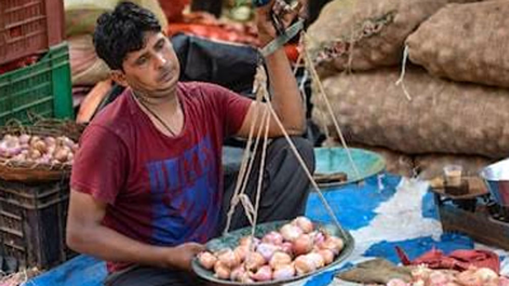 আগে যেখানে তিন হাজার কুইন্টাল পেঁয়াজ বেচে রোহিত ৯০ হাজার টাকা আয় করতেন, এখন যেমন পরিমাণে অনেক বেশি পেঁয়াজ বেচতে পারছেন, তার উপর স্টোর করে রেখে ঠিক সময়ে বেচতে পারছেন। ফলে তাঁর আয় বেড়ে দাঁড়িয়েছে প্রায় ৯৬ লাখ টাকা।