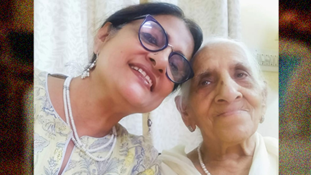 মায়ের কী ভাল লাগে করতে, ৯০ বছর কাটানোর পর জীবনটাকে কী ভাবে দেখেন, এইসব নিয়ে কথা এগোচ্ছিল. কথা প্রসঙ্গেই মাকে জিজ্ঞাসা করেছিলেন মেয়ে, তাঁর জীবনে কোনও আক্ষেপ রয়েছে কি না।