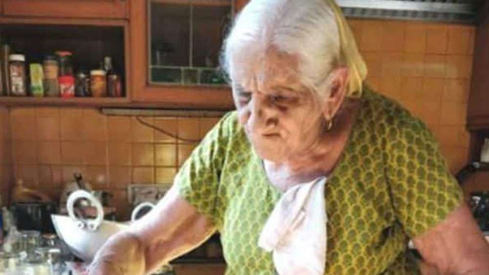 কিছুক্ষণ চুপ থাকার পর মাথা নেড়ে মা জানিয়েছিলেন, জীবনে কখনও উপার্জন করতে পারলেন না তিনি। সে দিনের সেই গল্প সেখানেই শেষ হয়ে গিয়েছিল মায়ের কাছে। কিন্তু মেয়ের কাছে সেটা শেষ ছিল না। বরং ছিল মায়ের জন্য এক নতুন জীবন শুরুর অনুপ্রেরণা।