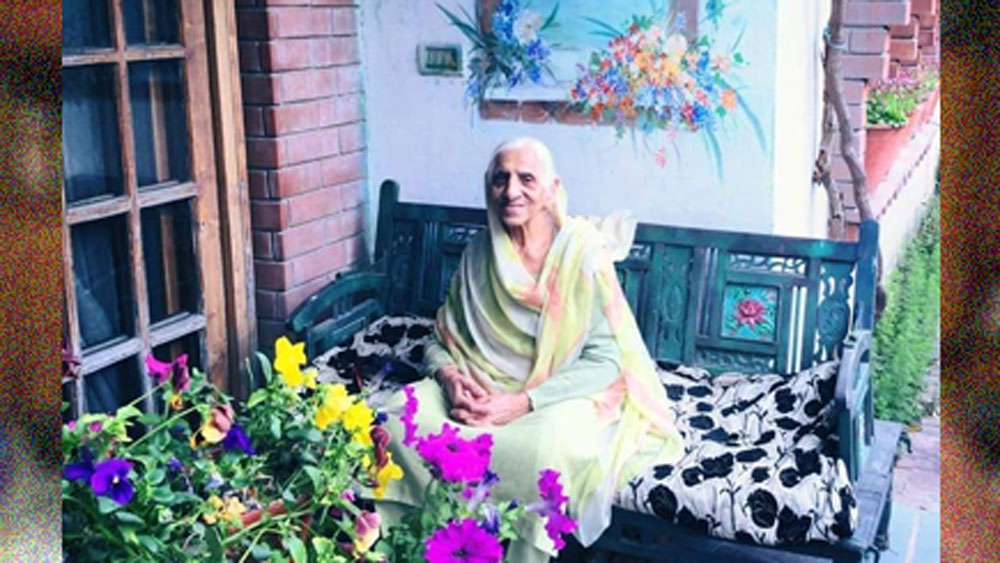 যে বৃদ্ধার কথা হচ্ছে, তিনি চণ্ডীগড়ের বাসিন্দা। নাম হরভজন কৌর। আর তাঁর মেয়ে হলেন রবিনা। মেয়ের কাছেই থাকেন তিনি। মেয়ে-জামাই-নাতনিকে ঘিরেই এখন তাঁর পরিবার।