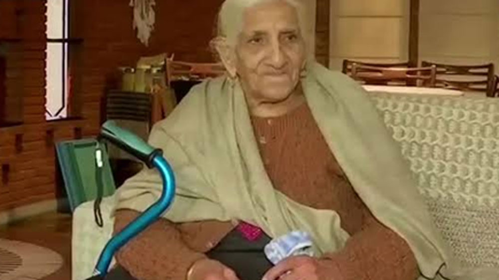 মায়ের আক্ষেপের কথা জানার পর থেকেই রবিনা স্থির করে ফেলেছিলেন মায়ের জন্য কিছু করতে হবে। ছোটবেলায় তিনি দেখতেন, বাড়ির সকলেই মায়ের রান্নার প্রশংসা করতেন ভীষণ।