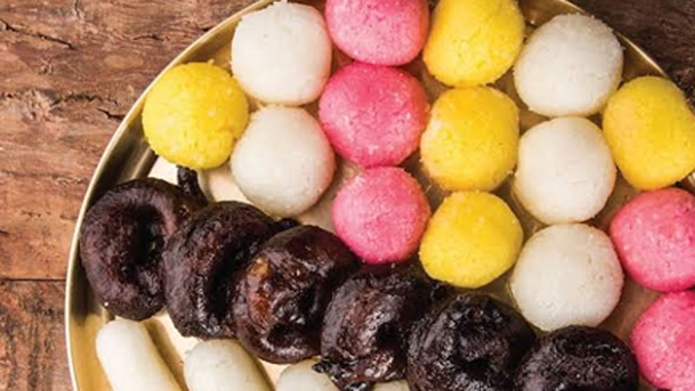 বাড়িতে যে কোনও উৎসব বা অনুষ্ঠানে দোকান থেকে কখনও মিষ্টি আসত না। বাড়িতেই সকলের জন্য মিষ্টি বানাতেন মা। নানারকম সুস্বাদু আচারও বানাতেন তিনি।