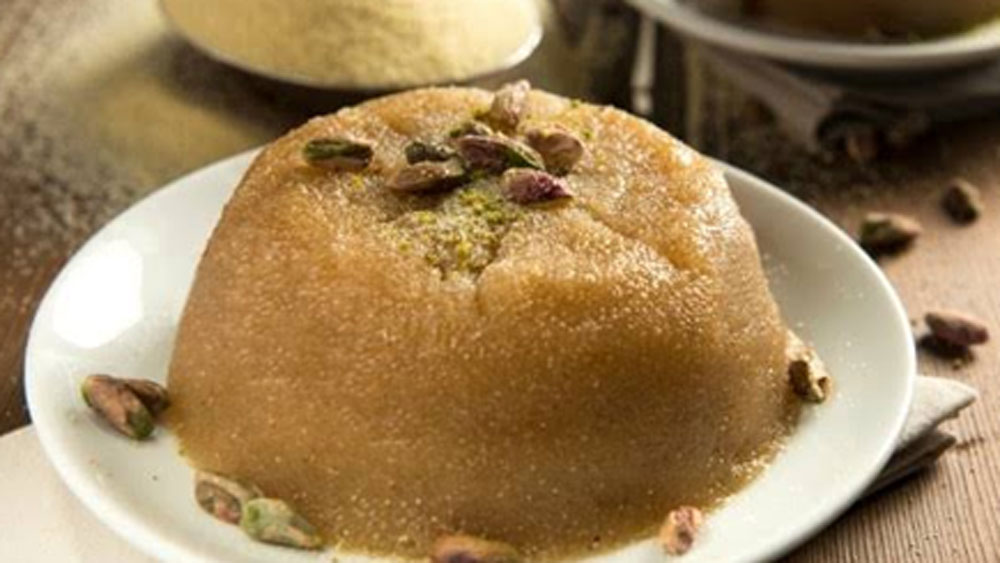 সে সময় মা ভীষণ লাজুক ছিলেন। তাঁর রান্না খেয়ে অতিথিরা প্রশংসা করতেন, অথচ মা লজ্জায় কখনও তাঁদের সামনে আসতেন না। দিনের বেশিরভাগ সময় ওই রান্নাঘরেই কাটাতেন।