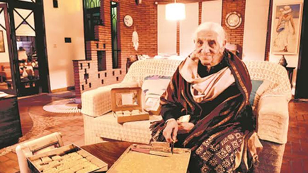 পরে নাতনি এবং মেয়ে রবিনার জোরাজুরিতে ওই ৯০ বছর বয়সেই তিনি নিজের ব্যবসা শুরু করলেন। প্রথমে একদিন বেসনের বরফি আর নানা রকম আচার বানিয়ে কাছের একটি অর্গানিক বাজারে গিয়ে বিক্রি করেছিলেন।