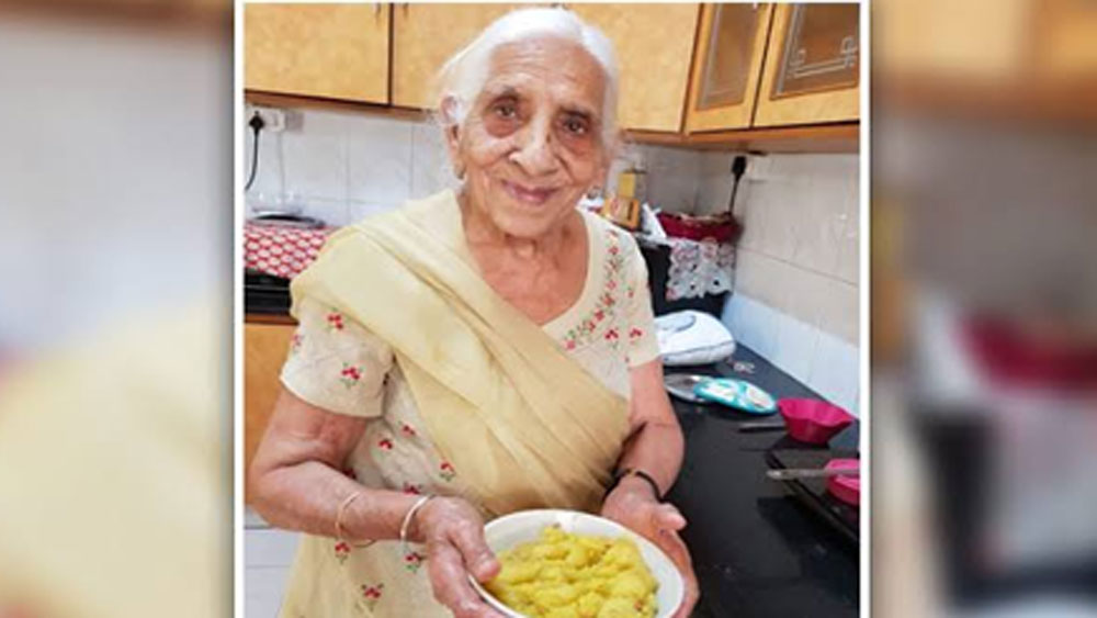 তারপর থেকে আর মেয়ে আর নাতনিকে জোর করতে হয়নি, নিজেই কাস্টমারদের থেকে অর্ডার নিতেন, বেসনের বরফি বানিয়ে দোকানে পাঠিয়ে দিতেন। নাতনি তাঁর প্যাকিংয়ের কাজ করে।