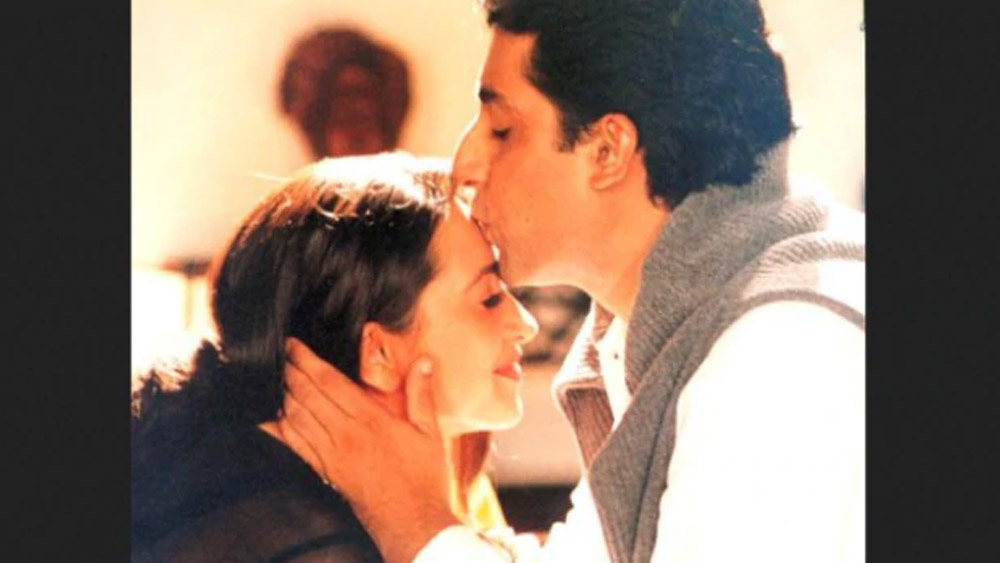 খবরটা চাউর হতে বেশি সময় নিল না। অনুরাগীদের যেন আর তর সয় না। সে সময় করিশ্মা ইন্ডাস্ট্রির চোখের মণি। কেরিয়ারের পিকে রয়েছেন। ‘বিবি নম্বর ১’, ‘রাজা হিন্দুস্থানি’, ‘ফিজা’ একের পর এক হিট দিয়েই যাচ্ছেন।