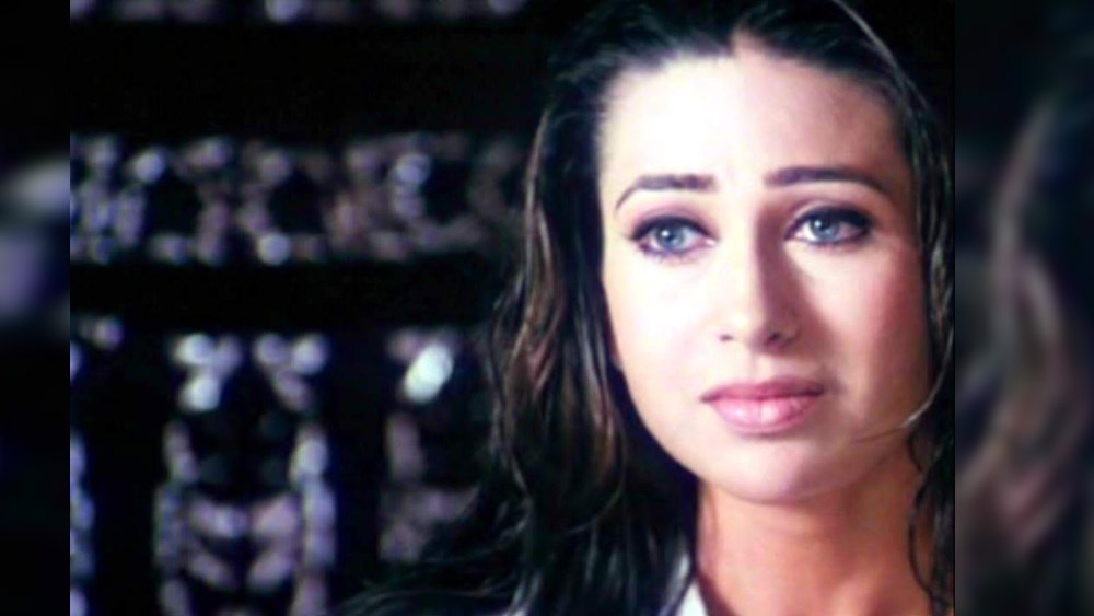 কিন্তু আরও একবার সবাইকে চমকে দিয়ে ঘোষণার মাত্র চার মাসেই ভেঙে যায় তাঁদের সম্পর্ক। ভেঙে যায় বাগদানও। কিন্তু কেন ভেঙে গিয়েছিল করিশ্মা-অভিষেকের প্রেম?