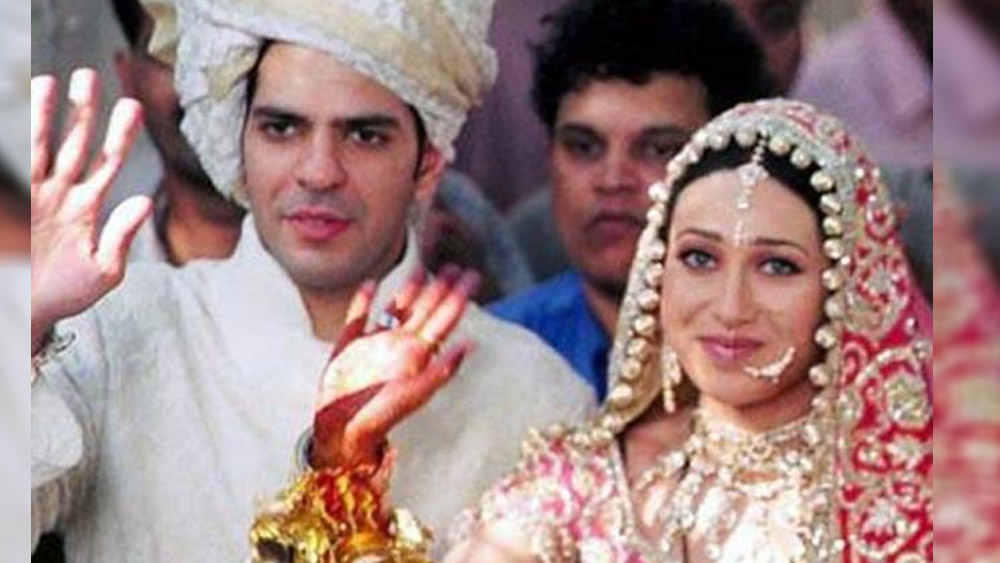 এদিকে অনুরাগীদের তখন মন খারাপ। পরের বছর অর্থাৎ ২০০৩-এ দিল্লির নামকরা ব্যবসায়ী সঞ্জয় কপূরের সঙ্গে বিয়ে হয় করিনার। মা-ই পছন্দ করেছিলেন ছেলে। কিন্তু সেই বিয়েও টেঁকেনি করিশ্মার।