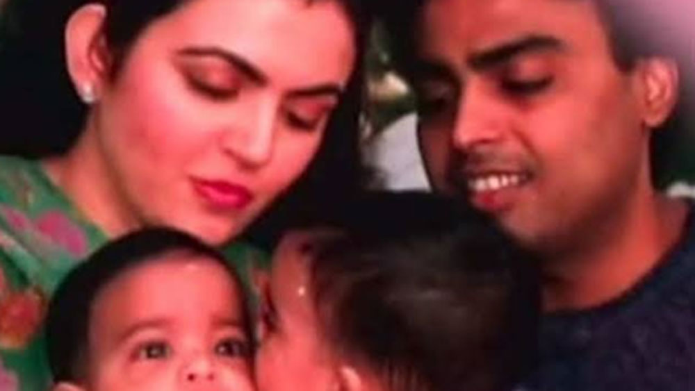 এই পরিবারের ছেলেমেয়েরা যে মিতব্যয়িতায় দিন কাটাবেন না, তা কি আর বলার অপেক্ষা রাখে? জন্ম থেকেই এঁদের দেখভালও নিশ্চয় তেমনই হবে। অথচ মুকেশ এবং নীতা অম্বানী স্কুলে পড়ার সময় তাঁদের ছেলেমেয়েদের কত টাকা পকেটমানি দিতেন জানেন? জানতে অবাক হবেন।